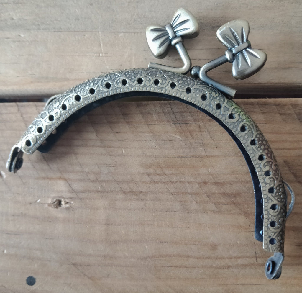 Frame Purse BARU kisslock.